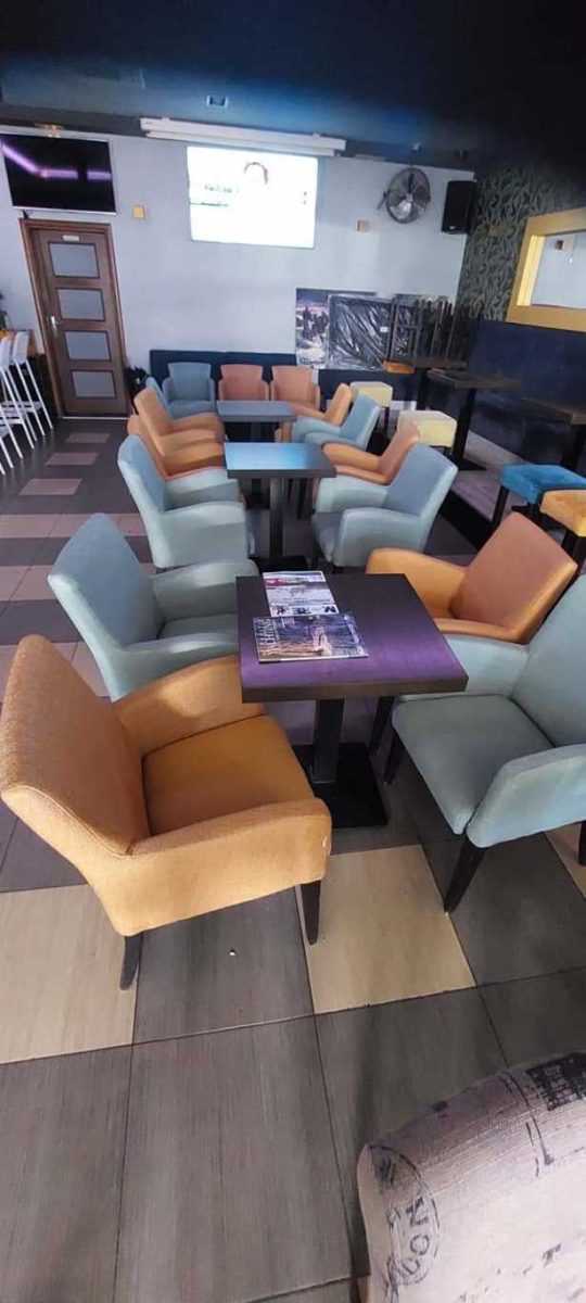Lounge fotelje u lokalu