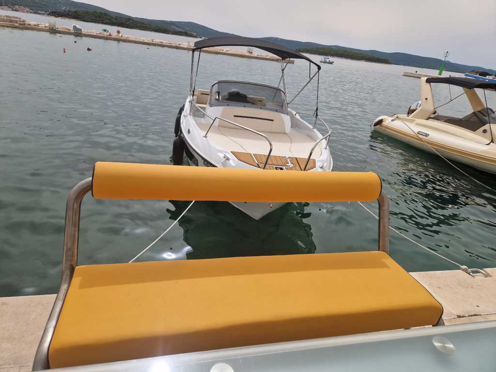 Jastuci na palubi u marini