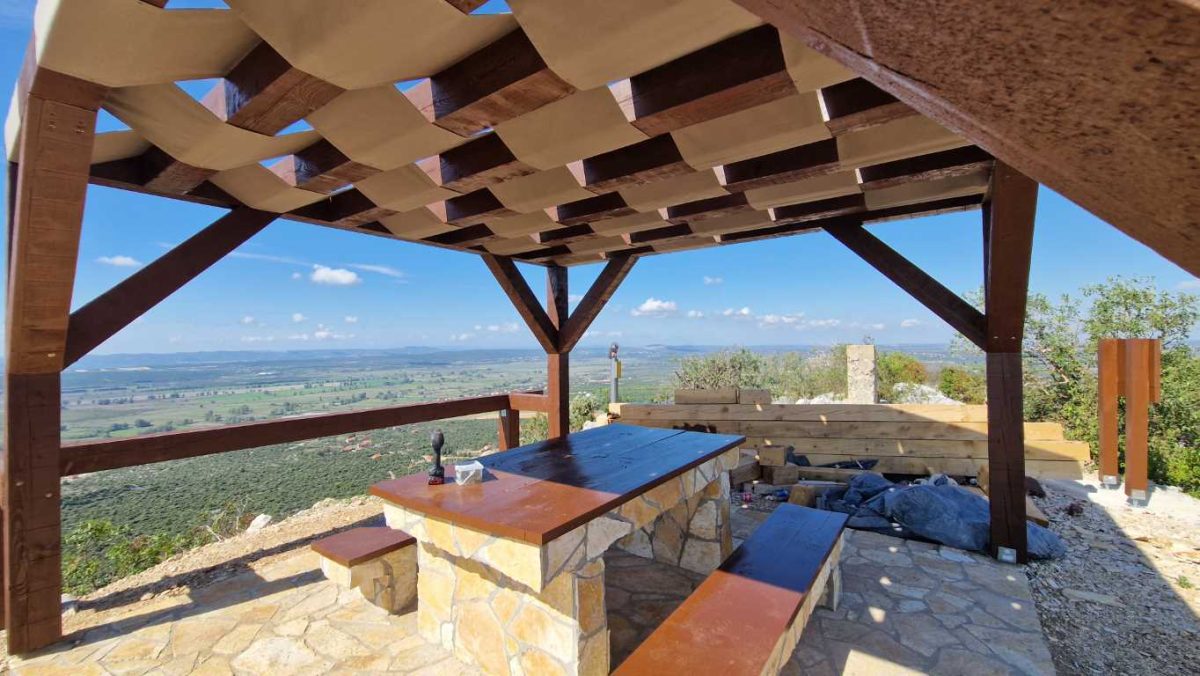 Pergola nad kamenom terasom