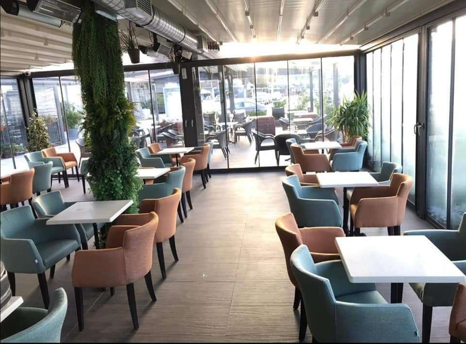 Restoran s presvučenim stolicama