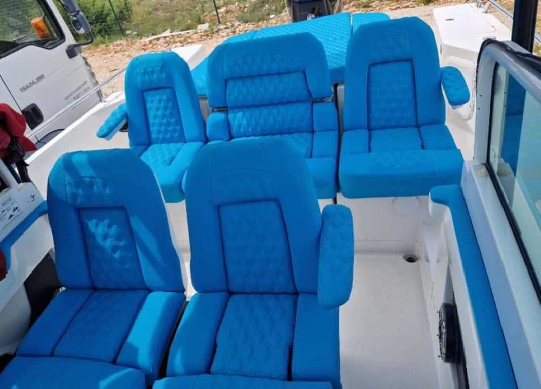 Plava prešivena sjedala na gliseru